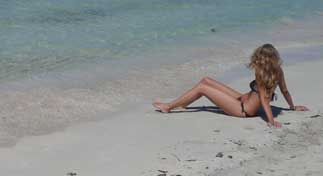 Chica tomando el sol - Imagen de la playa de poniente en Illetas - Formentera
