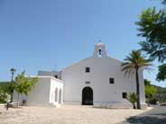 Iglesia de San Vicente en un día soleado y sin nubes - Ibiza